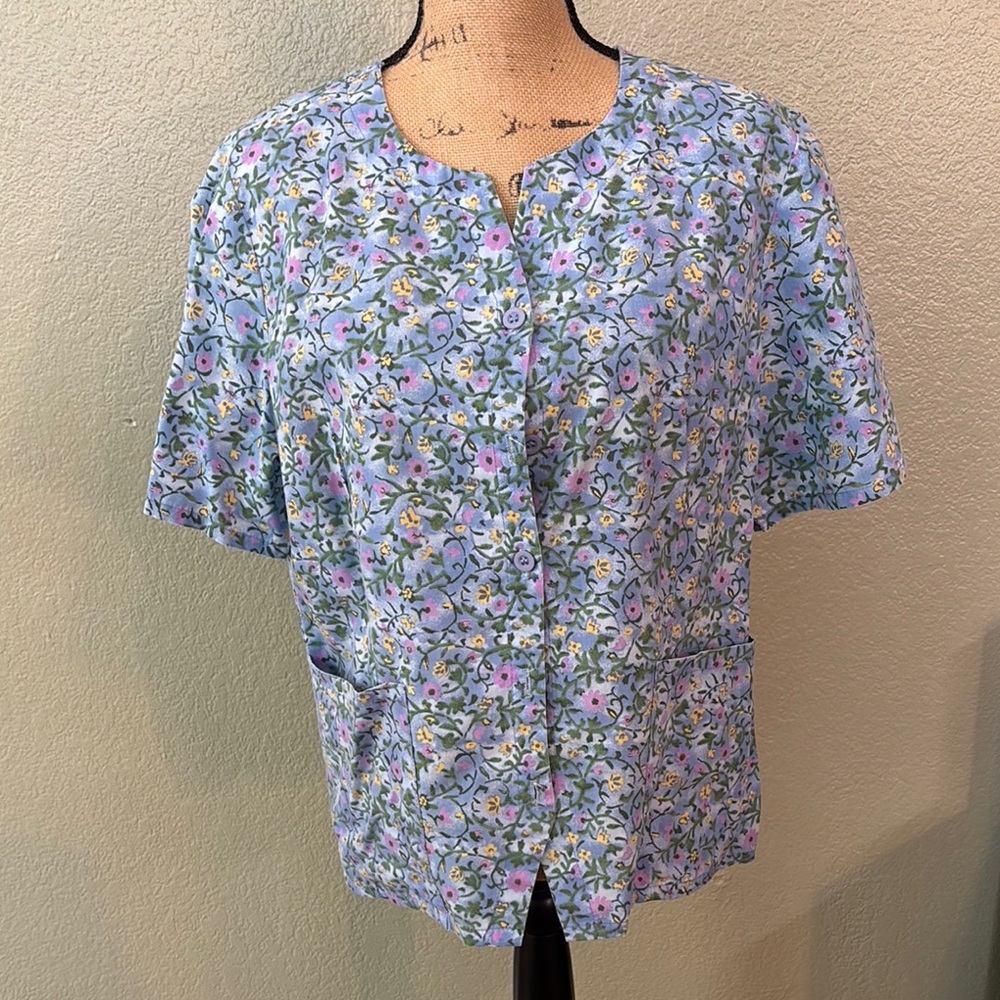 Floral Blue Women's Nurses or Nurses Aide Uniform Top Size Medium